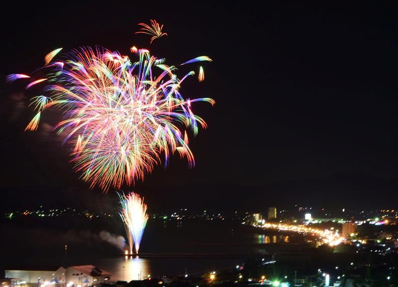 疫病退散や経済再生を願い打ち上げられた花火＝３日夜、館山市