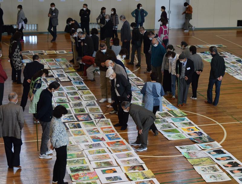 児童生徒の力作を確認する審査員＝６日、千葉市中央区