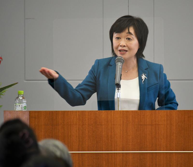 成田高校の陸上部時代に経験したことや教訓などについて話す増田さん＝成田市