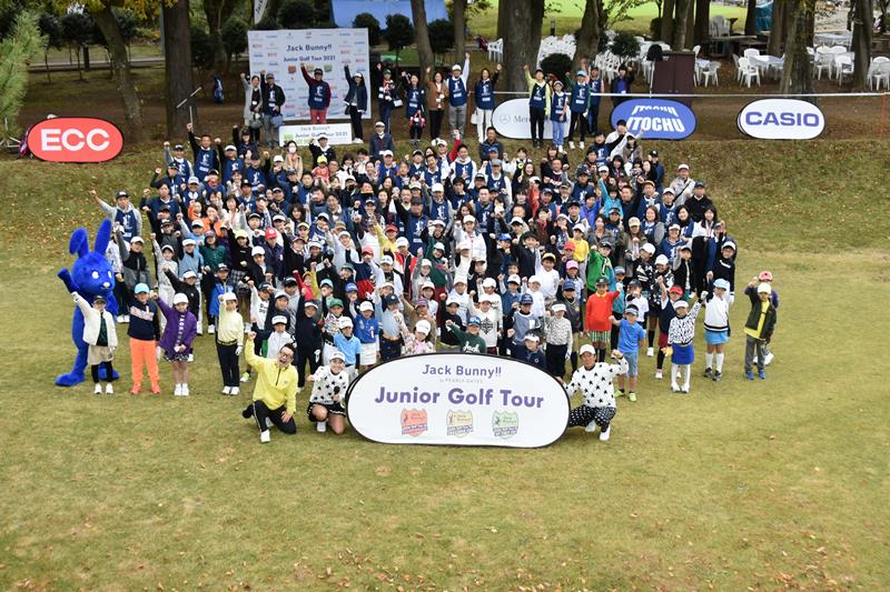 児童約８０人が日頃の練習の成果を発揮した「ジャックバニー　ジュニアゴルフツアー」＝千葉市若葉区の北谷津ゴルフガーデン