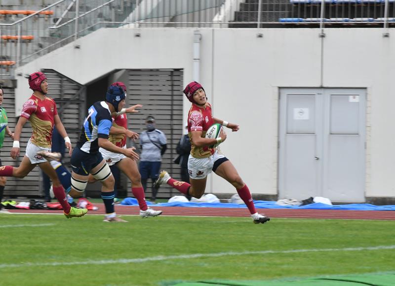 流通経大柏－東海大浦安　前半、トライを奪う流通経大柏・飯岡