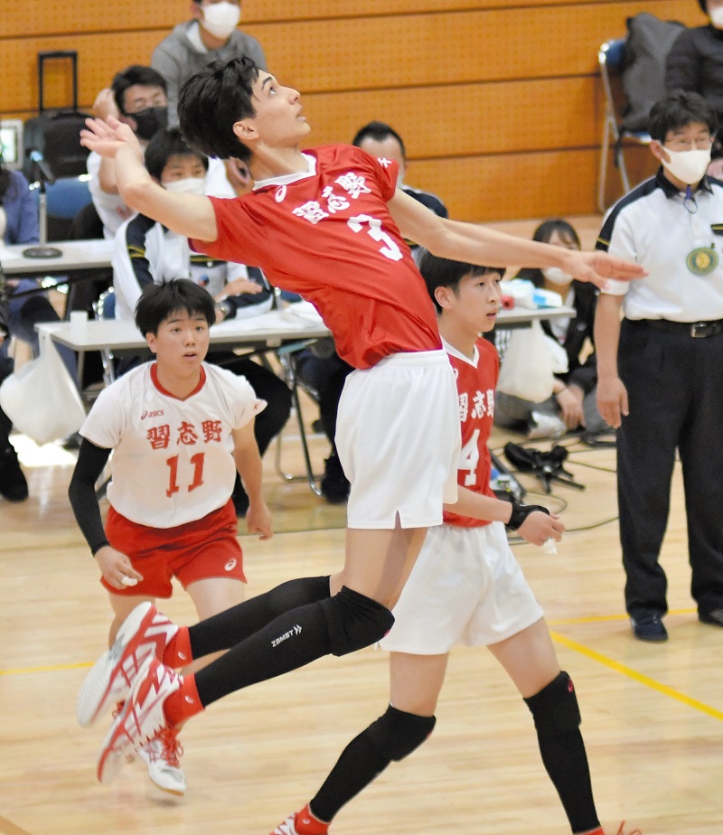 習志野―市船橋　第２セット、スパイクを放つ習志野・高橋（３）