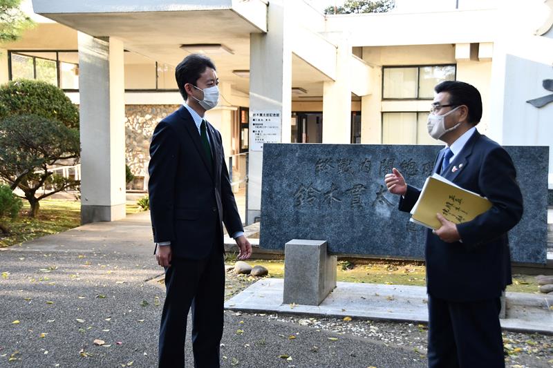 鈴木有市長（右）から鈴木貫太郎記念館の案内を受ける熊谷知事＝８日、野田市