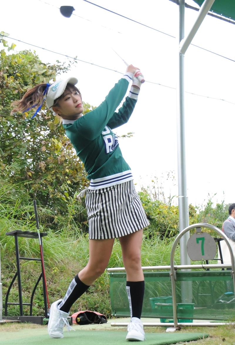 華麗なショットを披露する山内さん