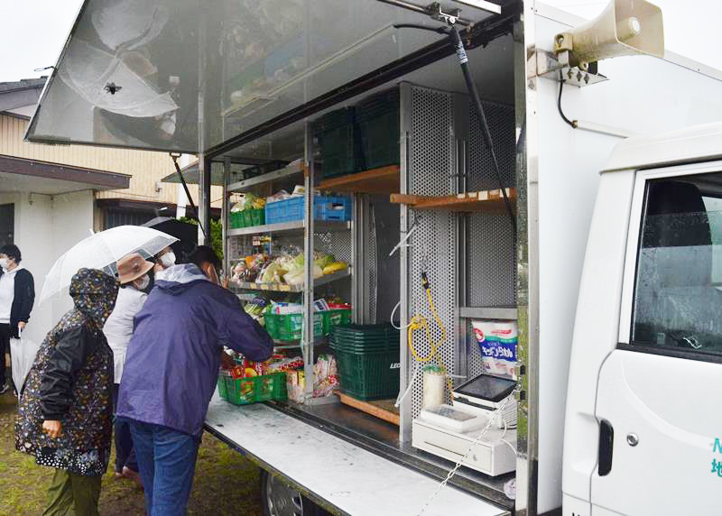 野菜などの食料品を売る移動スーパー＝９日、東金市田中