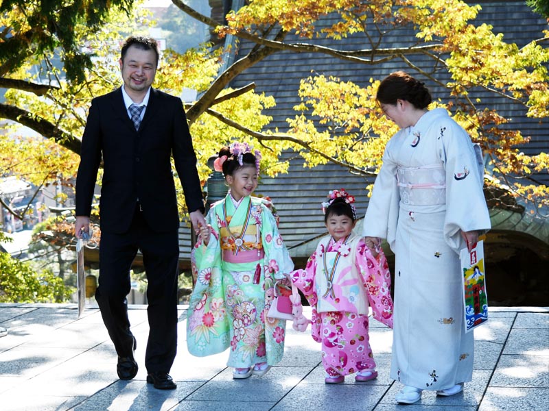 姉妹の七五三を祝い成田山新勝寺に参拝した家族＝１５日、成田市