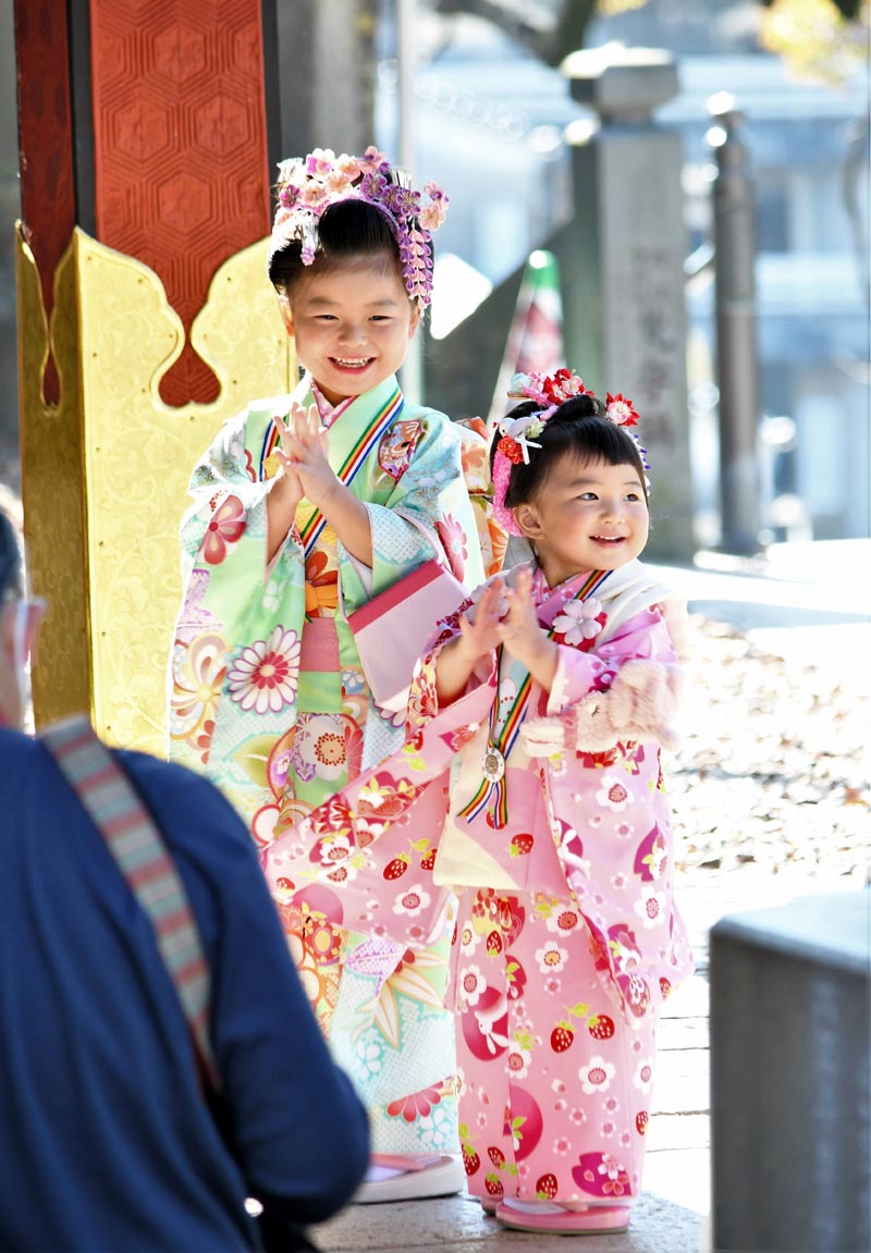 七五三の晴れ着姿で記念撮影する姉妹