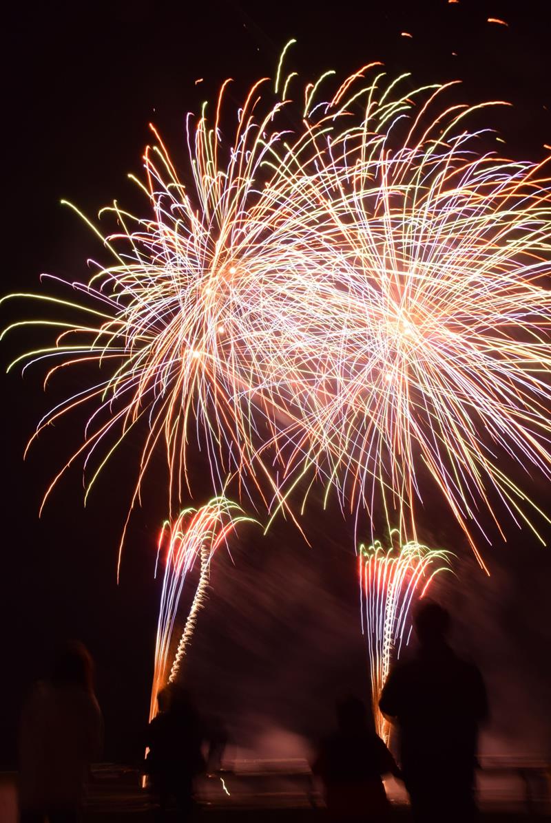 旭青年会議所創立５５周年記念事業で打ち上げられた花火＝２０日夜、旭市