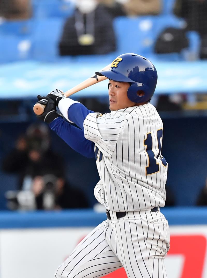 慶大－中央学院大　６回裏中央学院大１死満塁、武田が左中間へ逆転の３点二塁打を放つ＝神宮