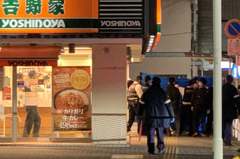 牛丼店に立てこもった男の身柄を確保する署員ら＝１５日午後３５分ごろ、八千代市八千代台西１丁目