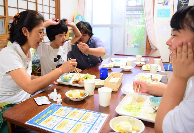 再開したカフェサンタの子ども食堂で食事を楽しむ家族＝２０２０年６月、市川市