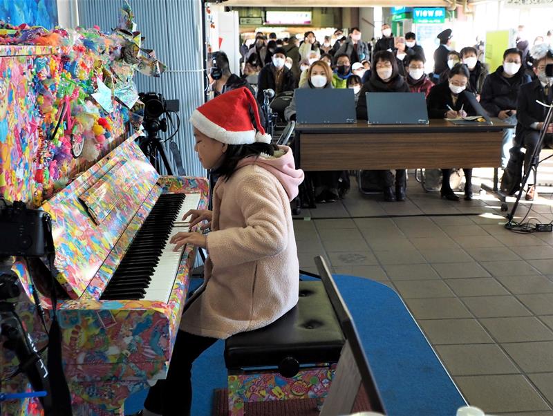 「駅ピアノフェスティバルｉｎ木更津」で演奏を披露する出場者＝木更津市のＪＲ木更津駅