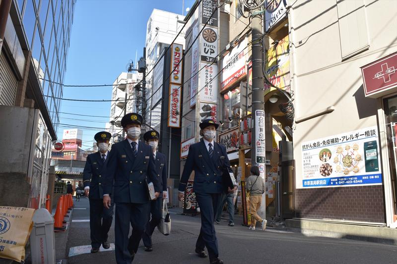 雑居ビルの点検に向かう船橋市消防局員＝２３日午後、船橋市