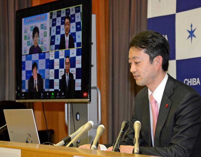首都圏4都県知事のテレビ会議で、県内で初めてオミクロン株の感染が確認されたと明らかにした熊谷知事=23日、千葉県庁
