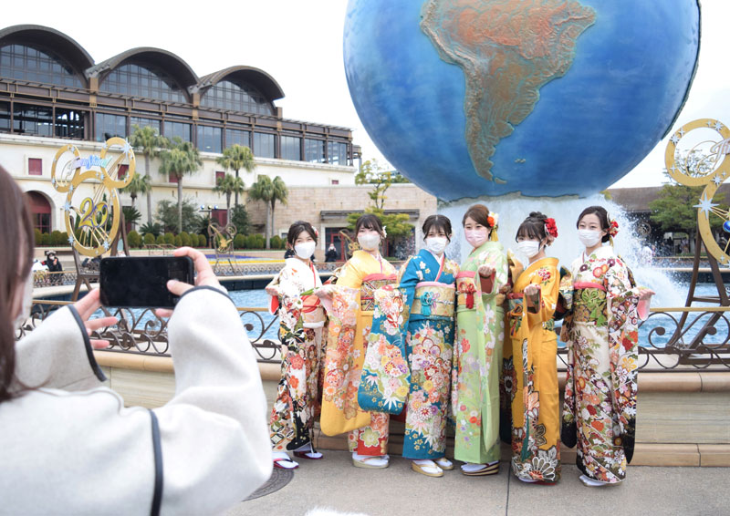 晴れ着姿で記念撮影をする新成人=浦安市の東京ディズニーシー