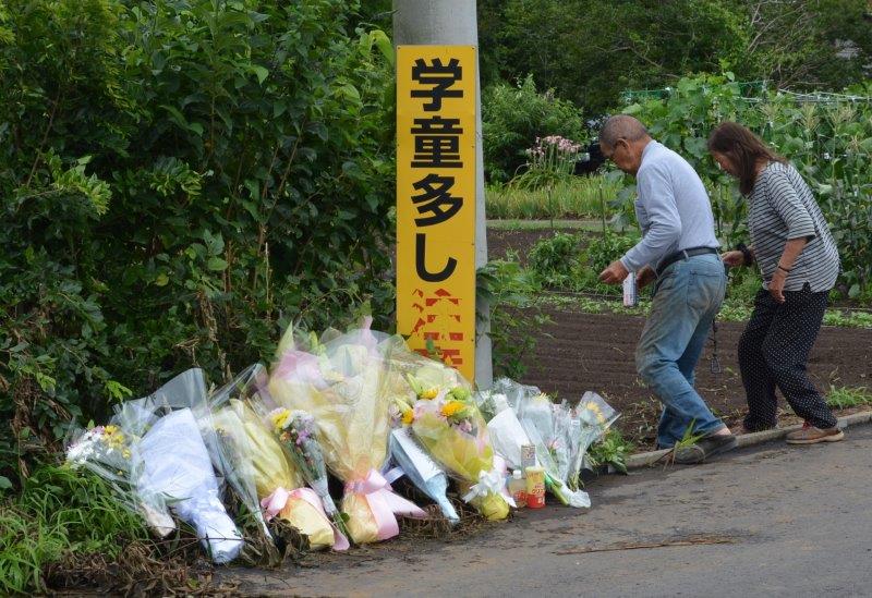 下校中の小学生の列にトラックが突っ込んだ事故現場=2021年6月29日