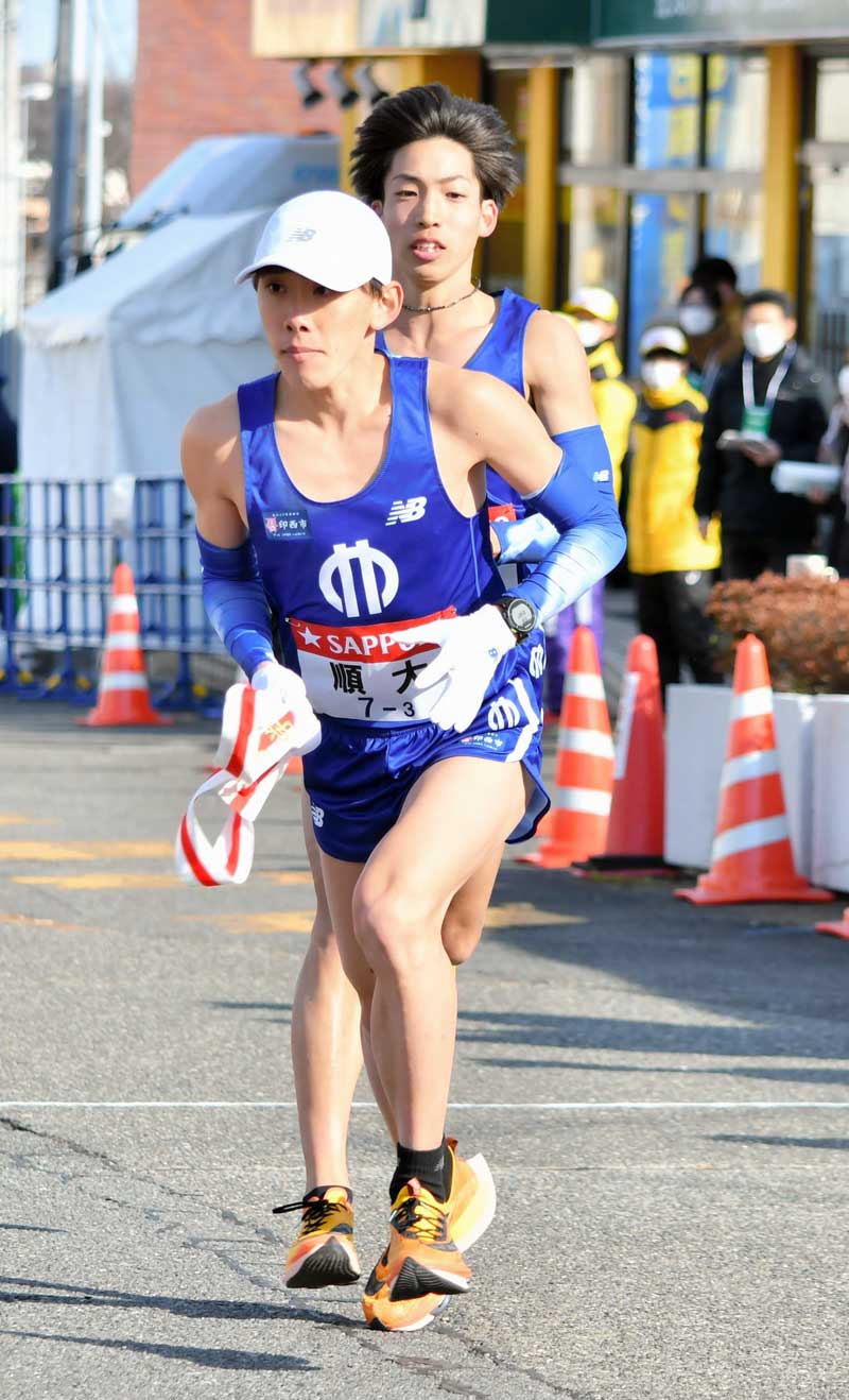 戸塚中継所で順大の２区三浦龍司（奥）から３区伊豫田達弥へたすきがつながる