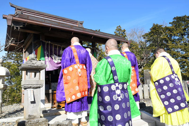 天満宮の前で受験生らの合格や学業成就を祈願する僧侶＝２５日、成田市の成田山新勝寺
