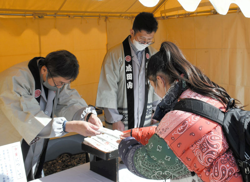 学業成就の祈りが込められた浄筆を授かる受験生＝２５日、成田市の成田山新勝寺