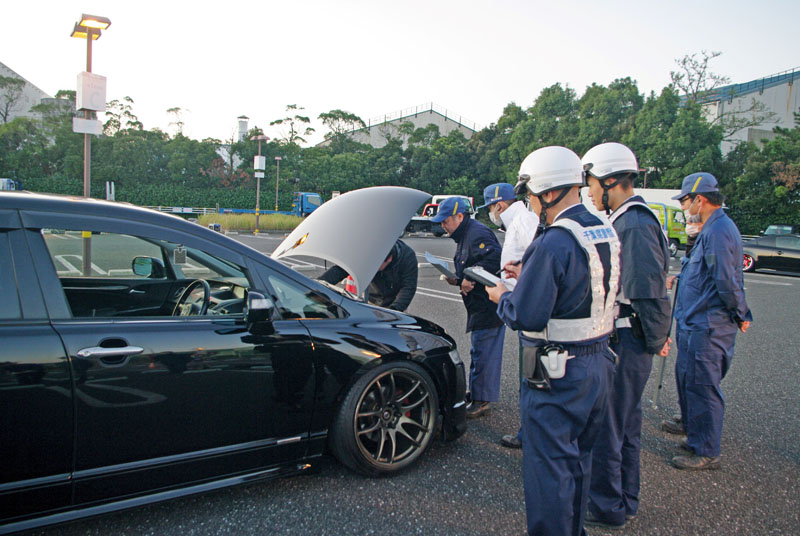 違法改造の疑いがある車を検問する警察官ら=2019年(千葉県警提供)