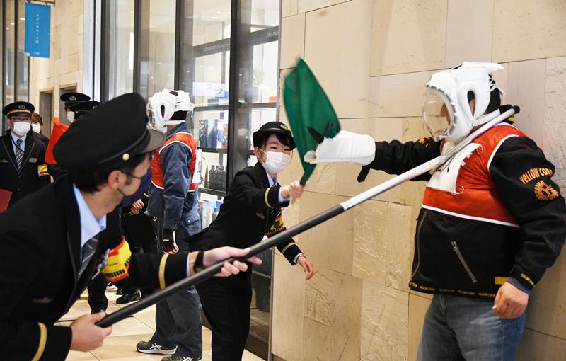 電車内での傷害事件を受け、県警とJR千葉支社は連携して防犯訓練を行った=昨年11月30日、JR千葉駅