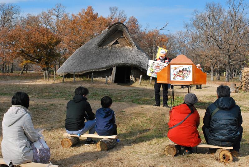 縄文人の暮らしを伝える紙芝居を見る親子ら=昨年12月12日、千葉市若葉区の加曽利貝塚