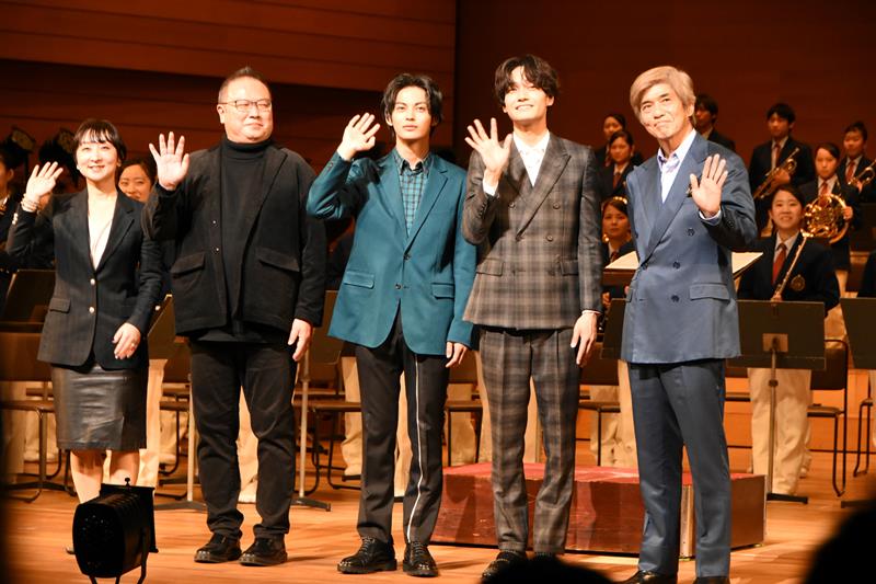 市船高吹奏楽部の定期演奏会に登場した「20歳のソウル」出演者の神尾さん(中央)と佐藤さん(右端)ら=習志野文化ホール