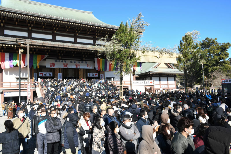 大本堂へ向かう大勢の初詣客でにぎわう成田山新勝寺の境内＝１日午後、成田市