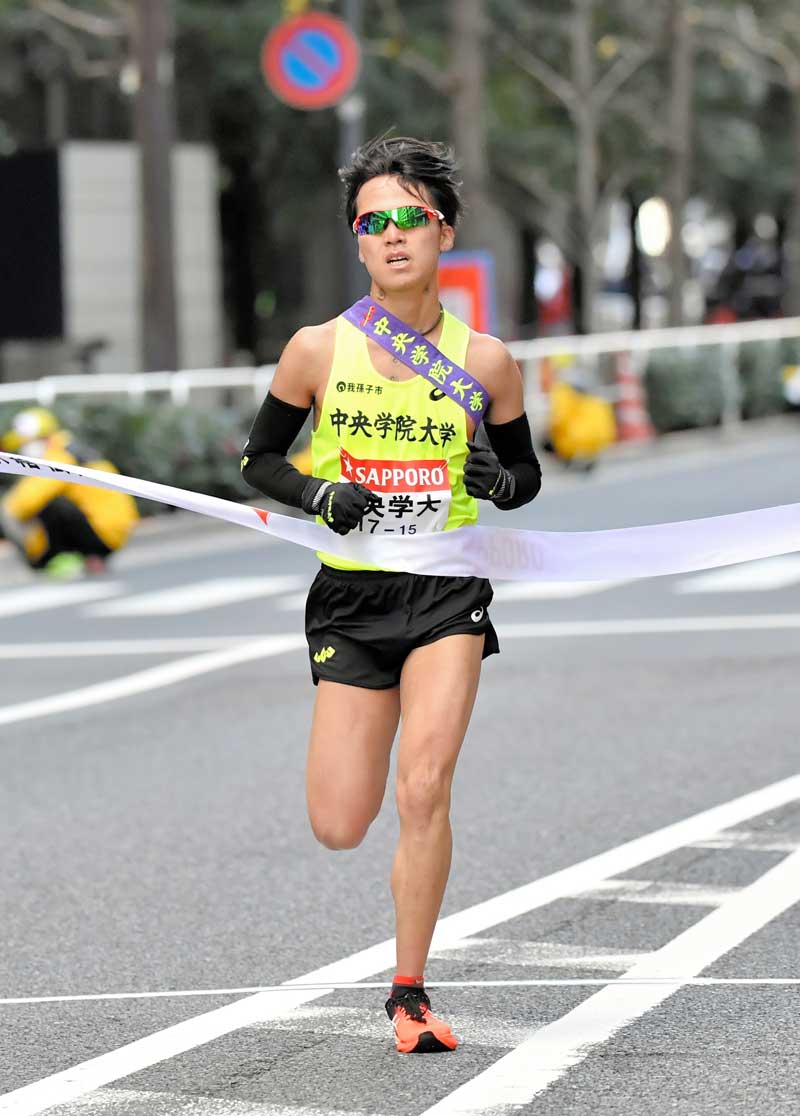 復路ゴールする中央学院１０区の中島稜貴＝東京・大手町