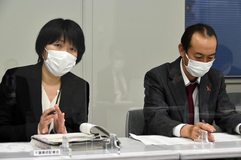 千葉県内のオミクロン株感染者として新たに１２人を公表し、県民へ感染防止対策を呼び掛ける県担当者＝６日、県庁