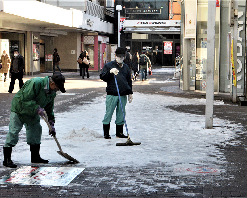 凍結した雪を取り除く作業＝７日午前９時、船橋市のＪＲ船橋駅前