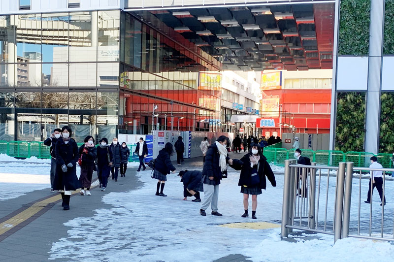 まとまった積雪から一夜明け、足元に気を付けながら歩く人たち＝７日午前１１時５５分ごろ、千葉市中央区