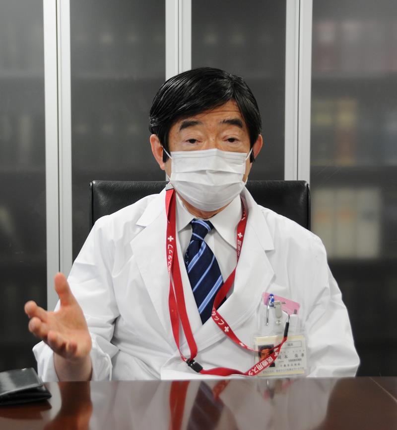 新型コロナの第６波とオミクロン株について語る千葉ろうさい病院の岡本院長＝市原市