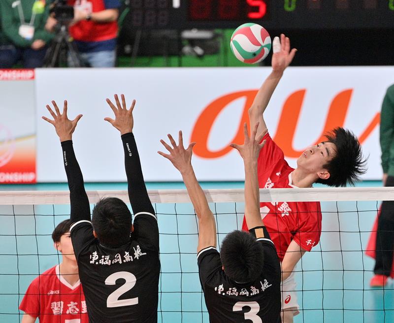 第１セット、スパイクを放つ習志野・藤井