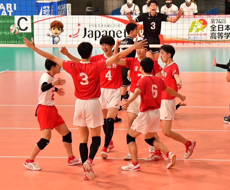 東福岡―習志野　第２セット、ポイントを奪い喜ぶ習志野の平山（右端）ら＝東京体育館