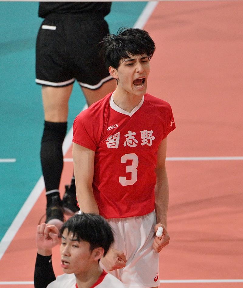 第２セット、スパイクを決めほえる習志野・高橋