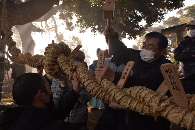 完成した大しめ縄を鳥居近くに取り付ける住民ら＝９日、匝瑳市