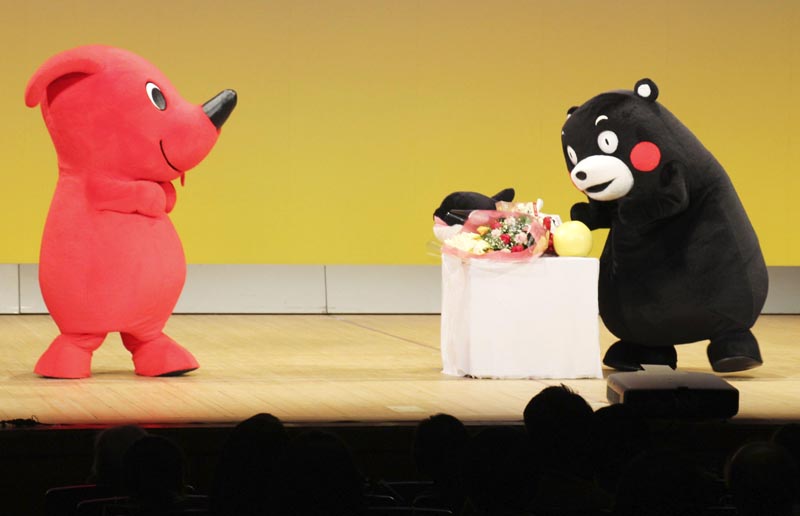 チーバくん（左）に熊本県特産の晩白柚をプレゼントするくまモン（共同）