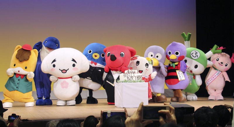 誕生日ケーキを囲むチーバくん（左から５番目）と各地のご当地マスコットキャラクター（共同）