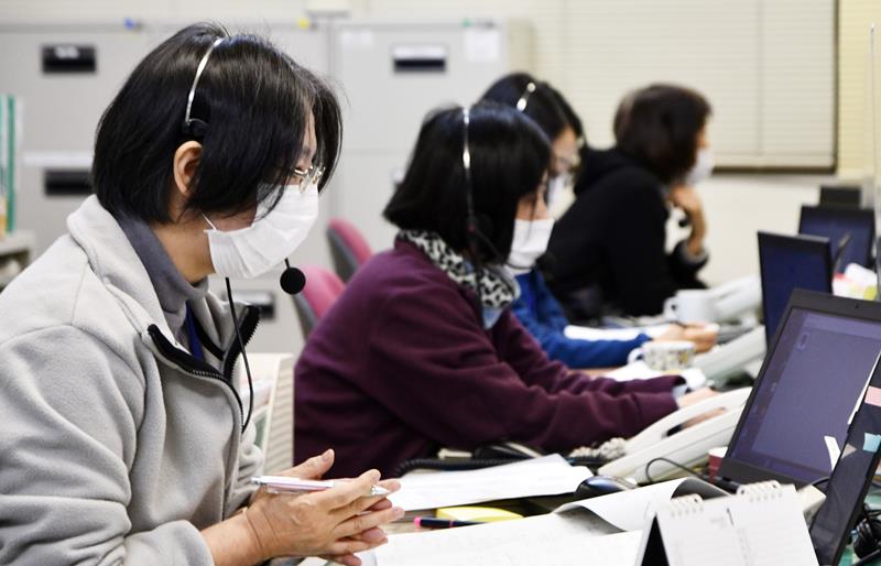 電話相談に応じる県消費者センターの相談員=14日午後、船橋市