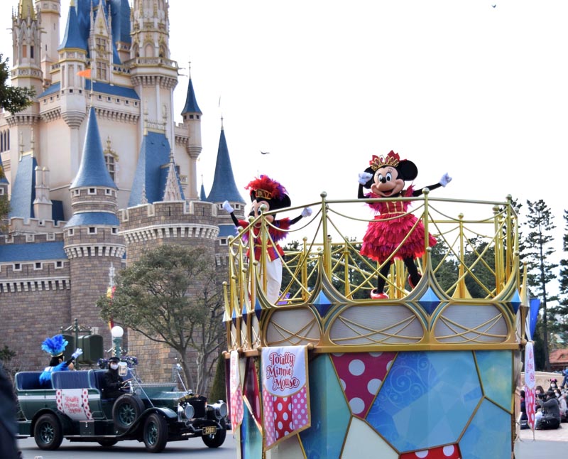 報道陣に公開されたＴＤＬで１８日から始まる「ミニー＆フレンズのグリーティングパレード：トータリー・ミニーマウス」＝１７日、浦安市