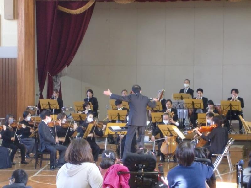 演奏に聞き入る子どもたち