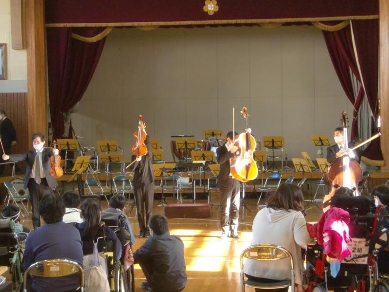 楽器紹介の様子