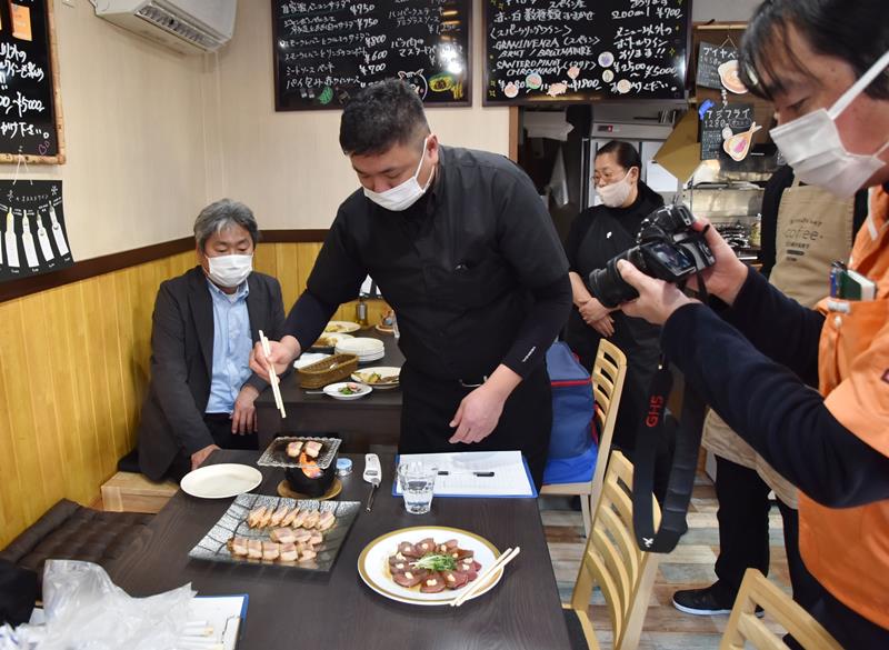 TGCのイノシシ肉を生かしたジビエ料理の試食会。いなり寿司(ずし)やみそ漬けのあぶり焼きなど趣向を凝らした新メニューが並んだ=館山市のモンレーヴ館山