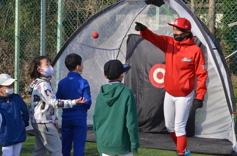 ボールの投げ方を教わる「エンジョイコース」の児童