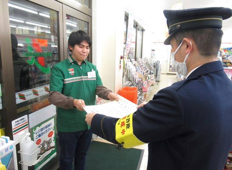 市原署から感謝状を贈られる山田さん（左）＝市原市