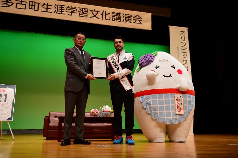 平野欽作副町長（左）から委嘱状を受け取る土井選手