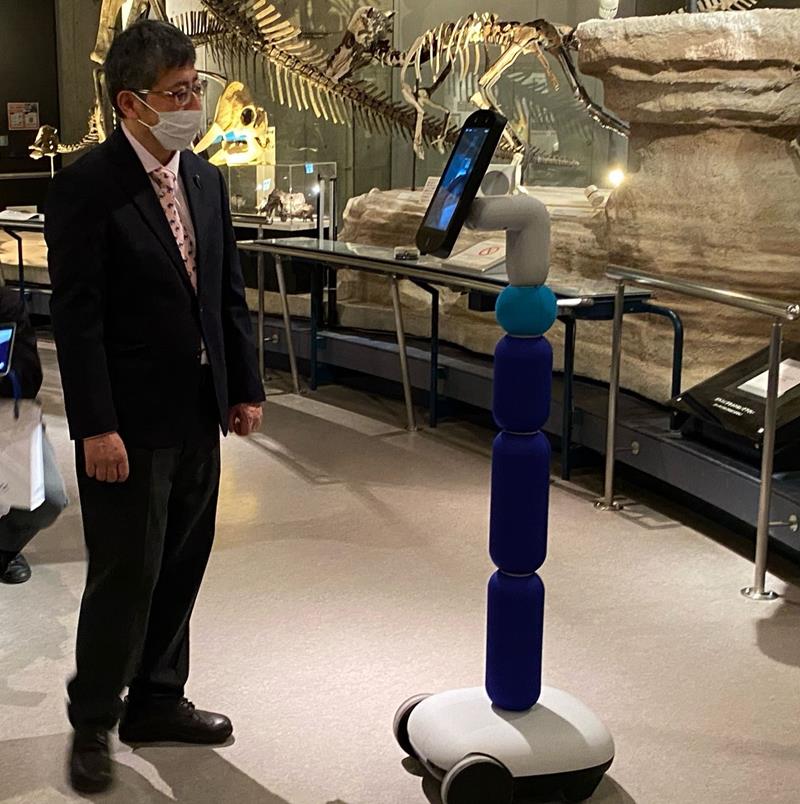 恐竜の化石について説明する真鍋副館長（国立科学博物館提供）