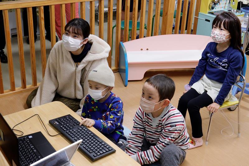オンラインで恐竜を観賞する子どもたち（千葉大学病院提供）