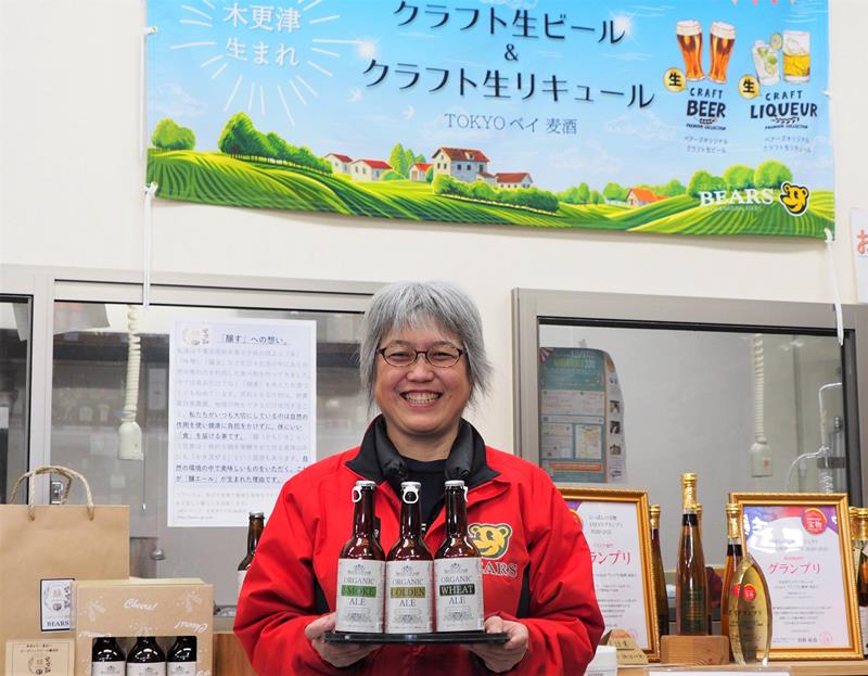 自社生産したオーガニッククラフトビール3種を持つ林社長=木更津市